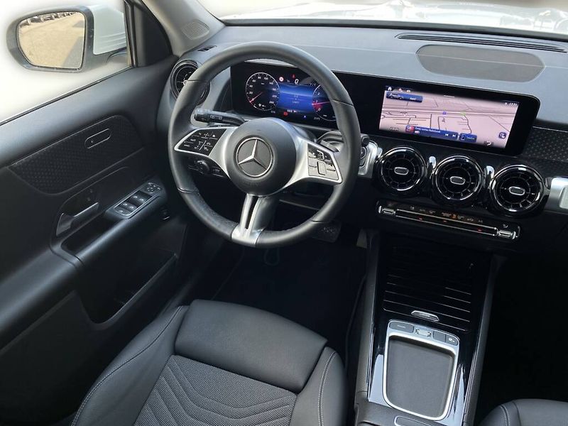 Mercedes-Benz GLB (2025) 220 4MATIC - fotka 12 z 27