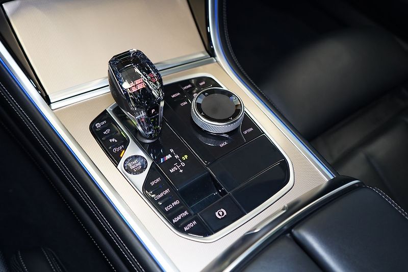BMW Řada 8 M850i xDrive, Golden Thunder - fotka 41 z 50
