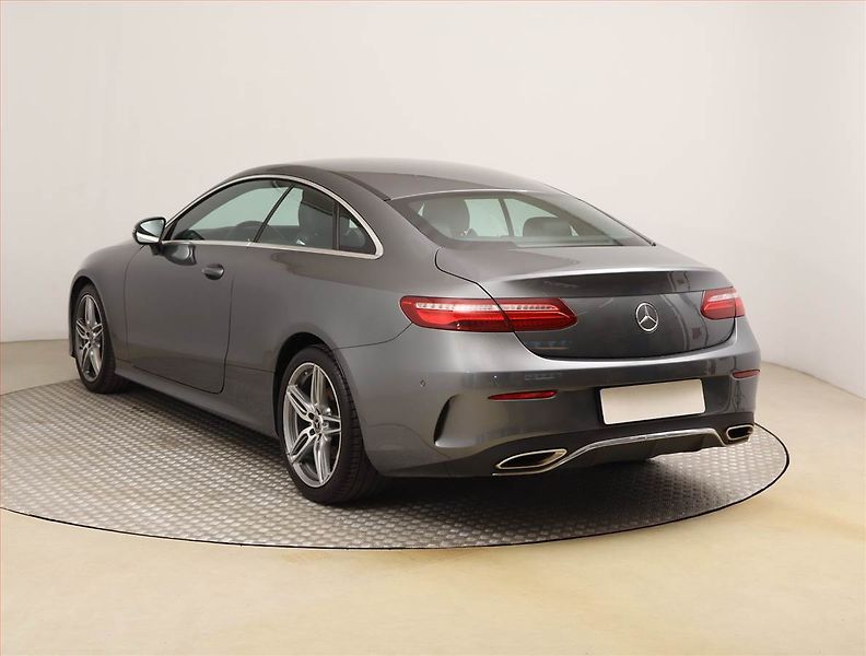 Mercedes-Benz Třídy E (2018) AMG Paket E 200 - fotka 4 z 26