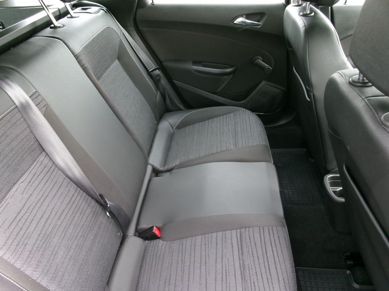 Opel Astra 1,6 CDTi NAVI AUTOKLIMA  - fotka 12 z 29