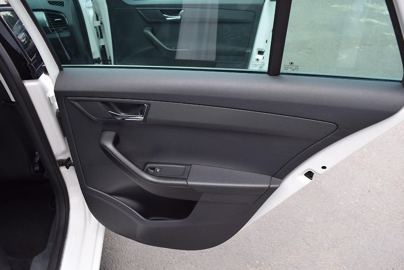 Škoda Fabia (2015) 1.2TSI 66kw STYLE AC TEMPOMAT - fotka 38 z 45