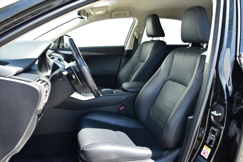 Lexus NX 300h 2.5 145kW 4WD PRESTIGE ČR - fotka 10 z 31