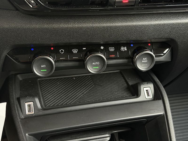 Citroën C4  S&S EAT8 Feel Pack - fotka 19 z 25