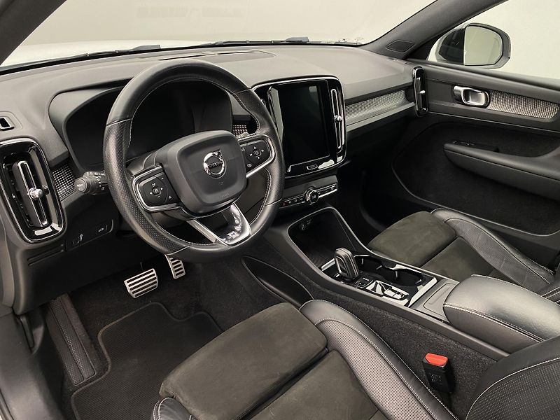 Volvo XC40 D4 AWD R-DESIGN AUT  - fotka 4 z 45