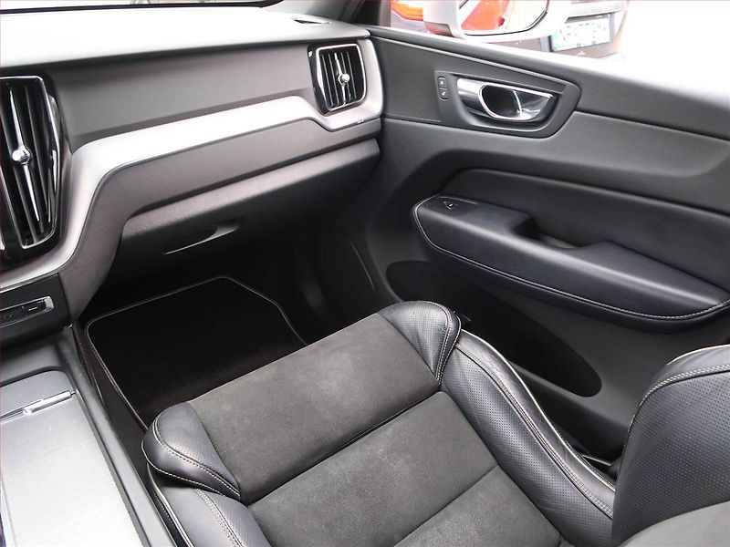 Volvo XC60 (2019) D4, 4X4, Automat, Kůže, Navi - fotka 8 z 19