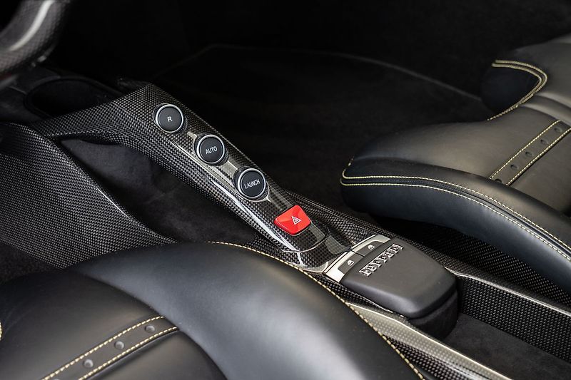 Ferrari 488 LIFT/Carbon/GialloModena - fotka 10 z 16