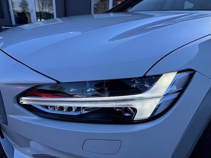 Volvo V90 (2018) 2.0D AWD Ocean Race LED - fotka 30 z 46