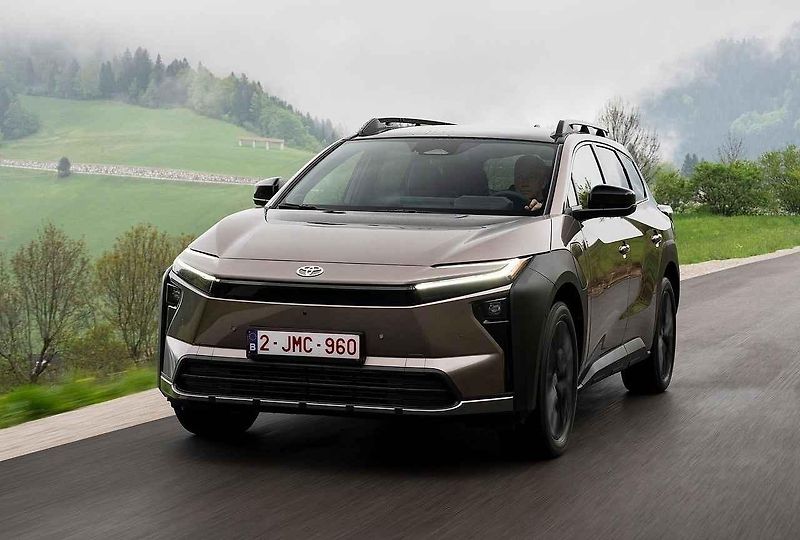 Toyota bZ4X se hodí na výlety do každého terénu.
