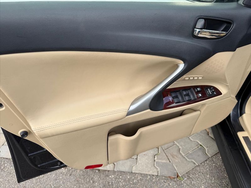 Lexus IS 220d 2,2 - fotka 20 z 20