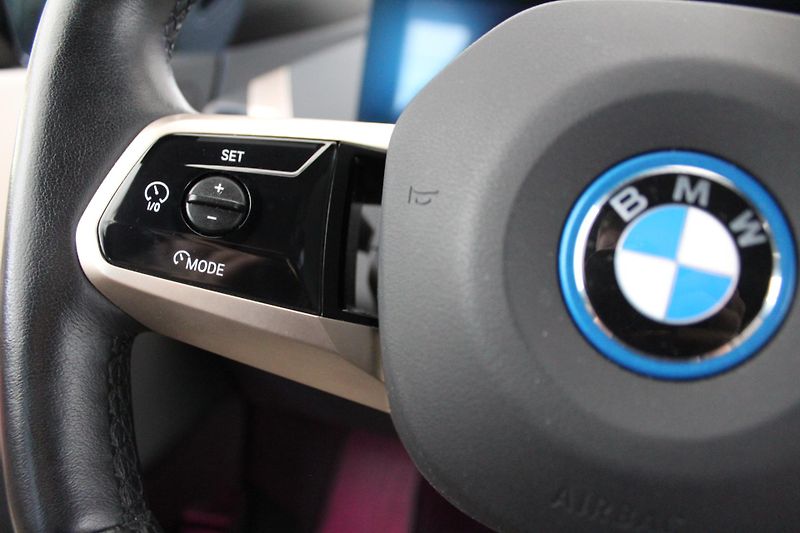 BMW iX xDrive40 - fotka 16 z 29