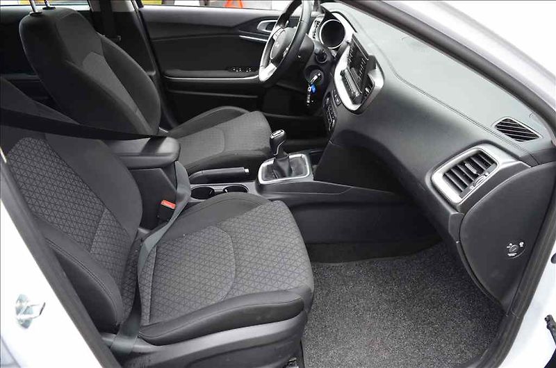 Kia Ceed (2022) SW 1,5 T-GDI - fotka 14 z 17