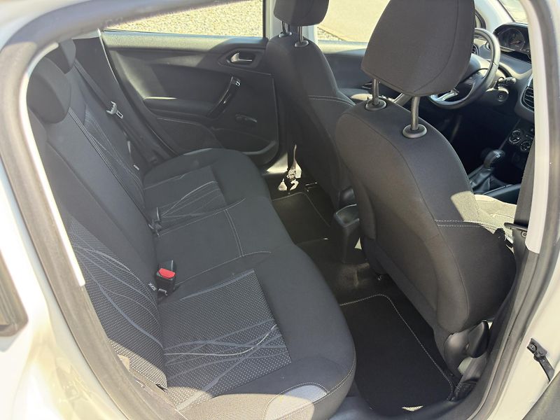 Peugeot 208 1.2i 60 KW ALU SERVIS. - fotka 12 z 13