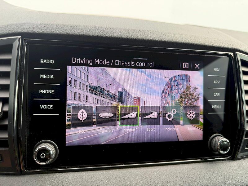 Škoda Karoq (2023) 2.0 TSI 140kW DSG SportLine - fotka 19 z 35