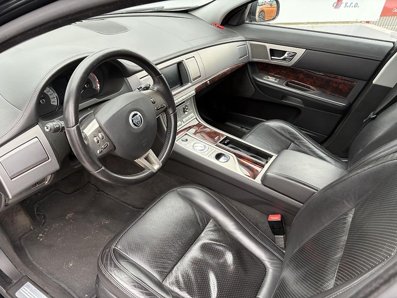 Jaguar XF (2010) 3.0 V6D - fotka 11 z 28