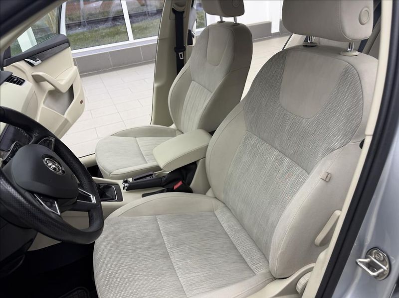 Škoda Octavia 1,6 TDi,Navi,digiklima,vyhř.se - fotka 10 z 33
