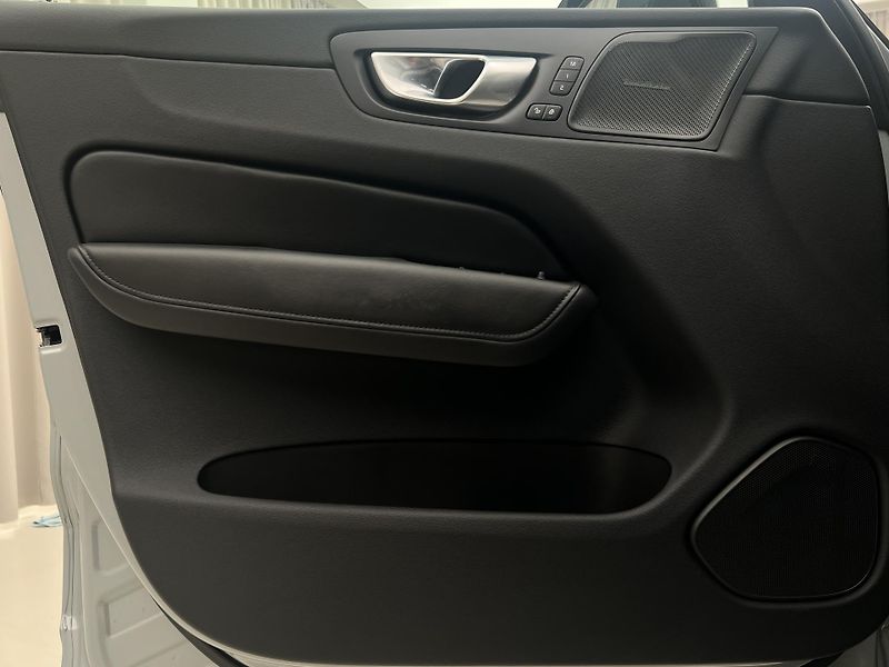 Volvo XC60 T8 AWD ULTRA DARK AUT CZ - fotka 7 z 47