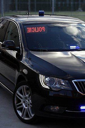Na ostravskou část dálnice D1 vyrazil nový speciál Škoda Superb 3,6 FSI V6 4×4. Je jedním ze sedmi vozů, které od mladoboleslavské automobilky převzala Policie ČR. 