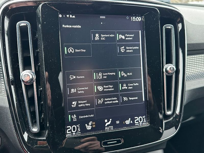 Volvo XC40 B4 R-Design - fotka 12 z 15