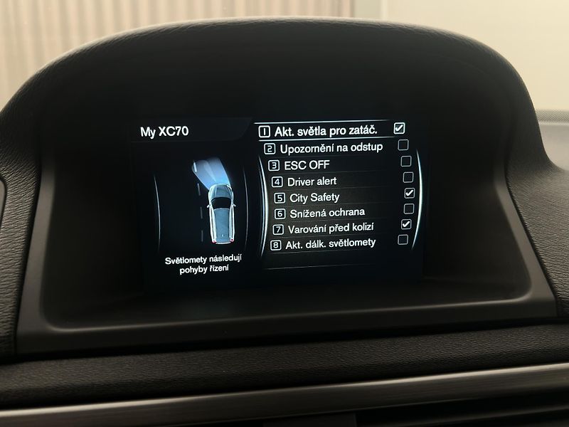 Volvo XC70 D4 AWD MOMENTUM AUT - fotka 31 z 44