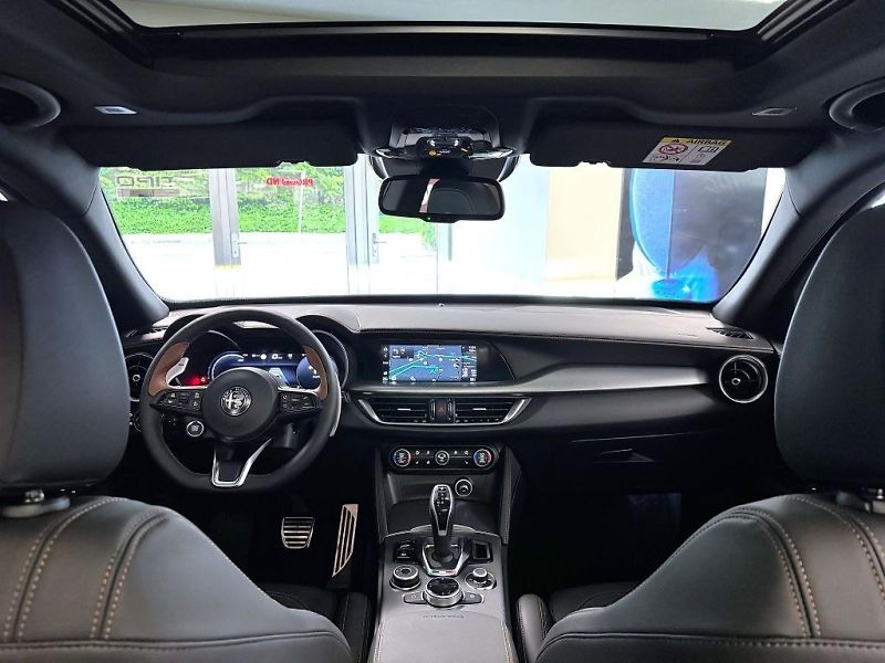 Alfa Romeo Stelvio (2026) 2.0 T 280k AT8 ZF Q4 4x4 Inten - fotka 23 z 27
