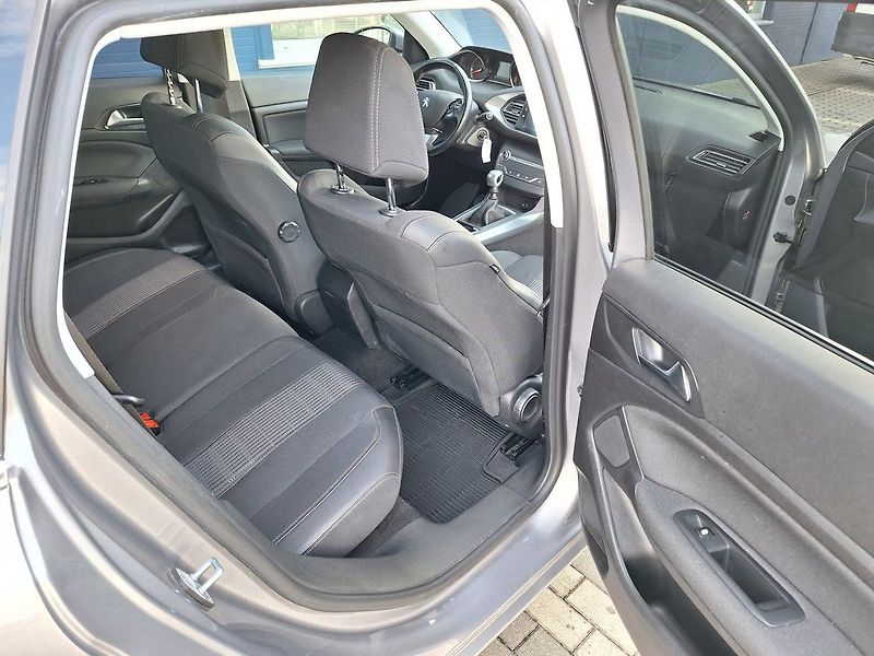Peugeot 308 (2018) SW ALLURE 1,2PT 130k M6 - fotka 10 z 18