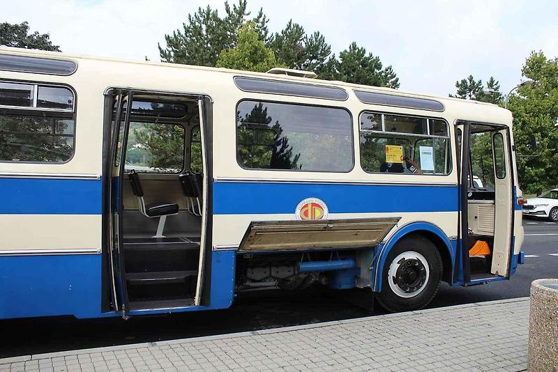 Dva dny si mohli zájemci prohlížet historický autobus Karosa ŠL11 z roku 1979, který na stanovišti před přesunutým kostelem Nanebevzetí Panny Marie v Mostě vystavoval Dopravní podnik měst Mostu a Litvínova.