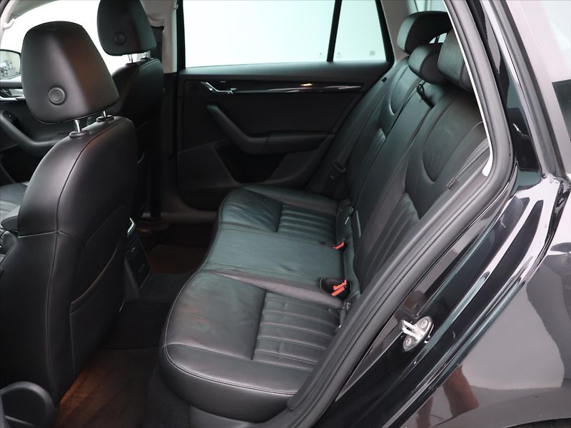 Škoda Octavia 1,6 TDI DSG Style+ LED Kůže - fotka 12 z 24
