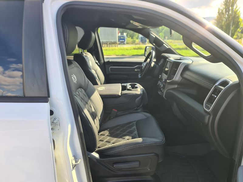 Dodge RAM 1500 (2022) 5.7 HEMI 4x4 BIGHORN LPG - fotka 21 z 67