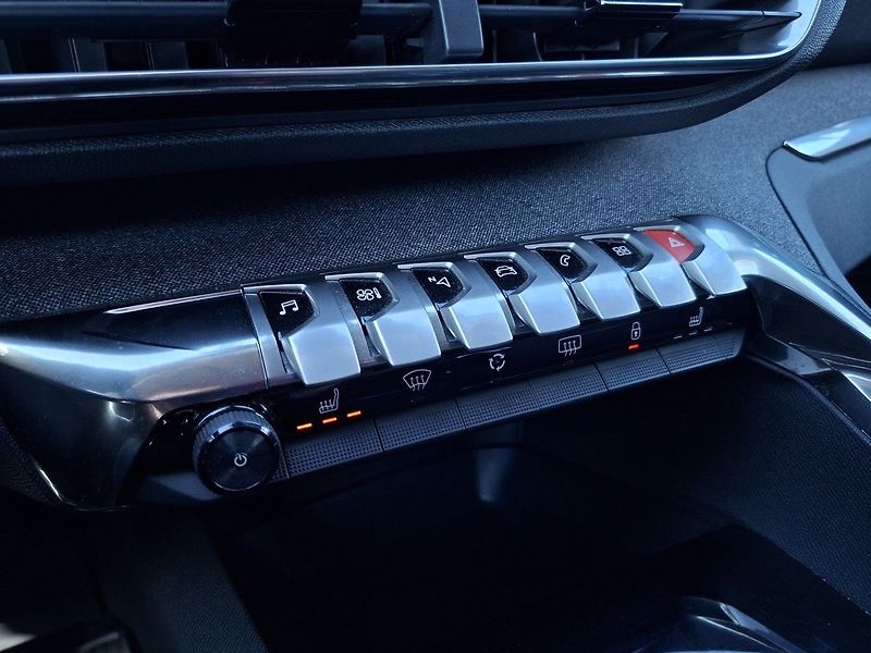 Peugeot 3008 ALLURE 1,2 PT 130k M6 - fotka 25 z 28
