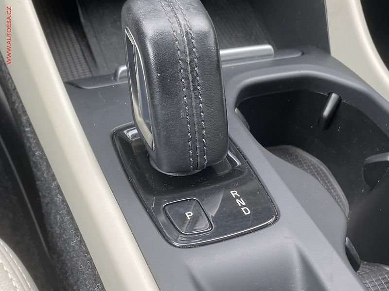 Volvo XC40 (2019) 2.0T5 AWD, 2.maj,ČR - fotka 13 z 17