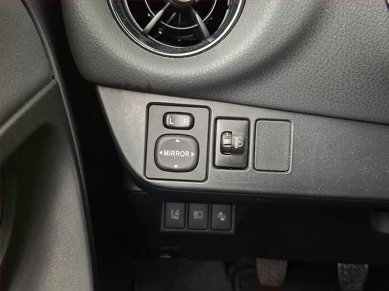 Toyota Yaris (2018) 1.5 Dual VVT-i, Serv.kniha - fotka 16 z 16