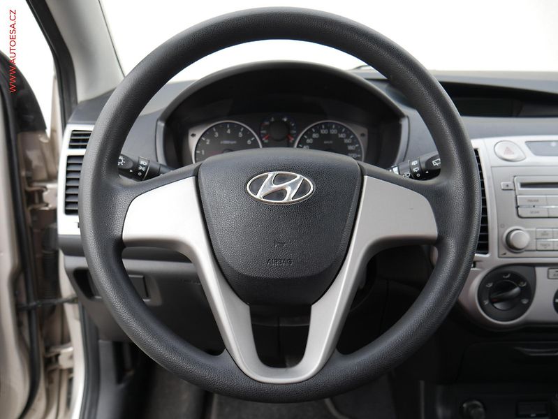 Hyundai i20 (2011) 1.2i, ČR, AC, park.asist - fotka 14 z 15