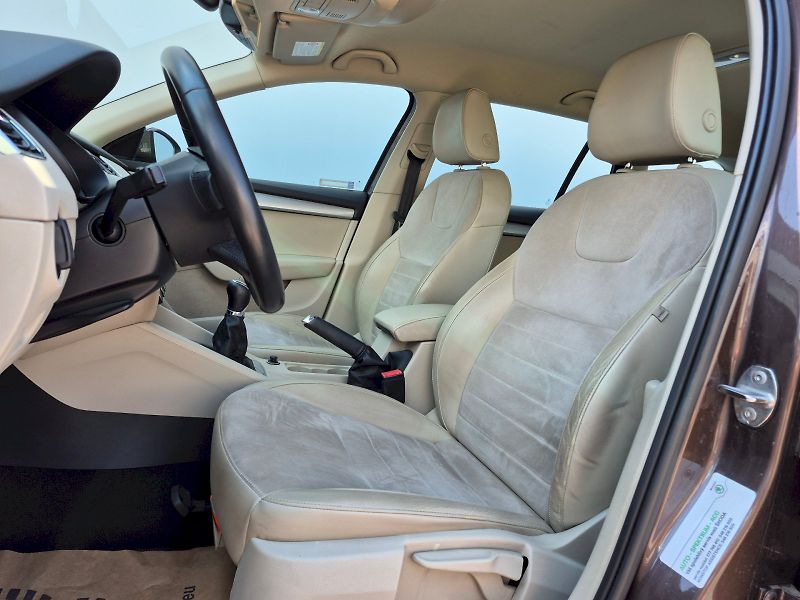 Škoda Octavia (2013) Elegance 2.0 TDI 110kW Combi - fotka 14 z 27