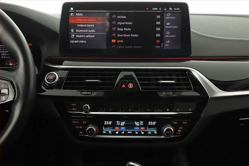 BMW Řada 5 (2023) 530d xDrive - fotka 9 z 21