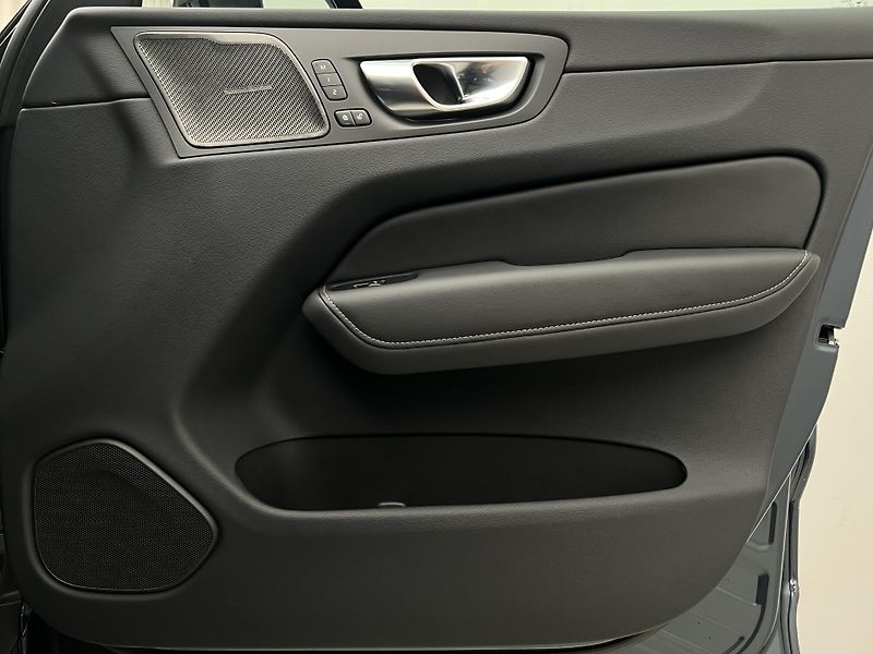 Volvo XC60 B5 AWD PLUS DARK AUT 1.maj. - fotka 7 z 42