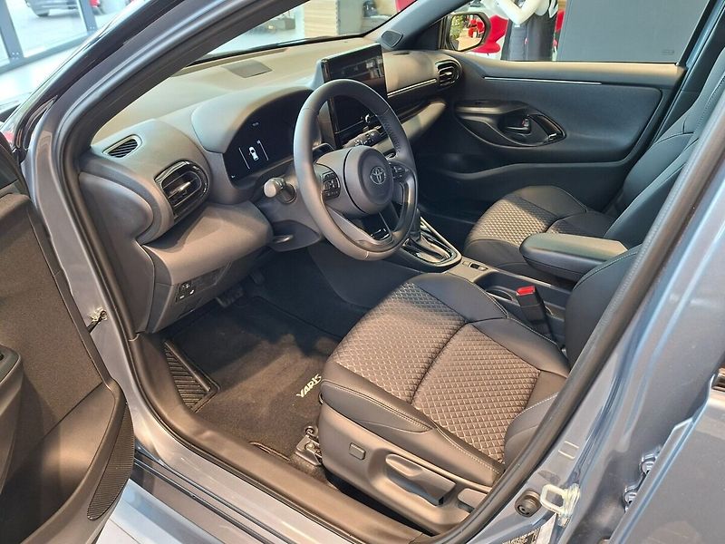 Toyota Yaris 1.5 130K HEV Executive - fotka 8 z 12