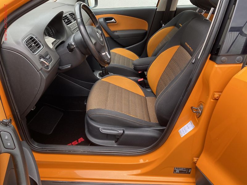 Volkswagen Polo (2012) 1.2 TSi, CROSS, výhřev sed - fotka 9 z 18