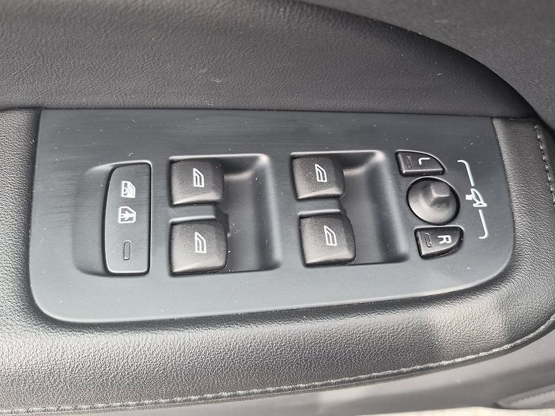Volvo V60 B4 benzin Plus Dark DCT - fotka 20 z 26