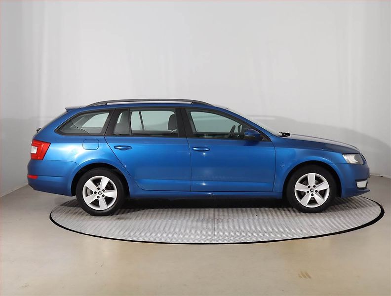 Škoda Octavia (2015) Ambition 1.6 TDI, Tempomat - fotka 6 z 15