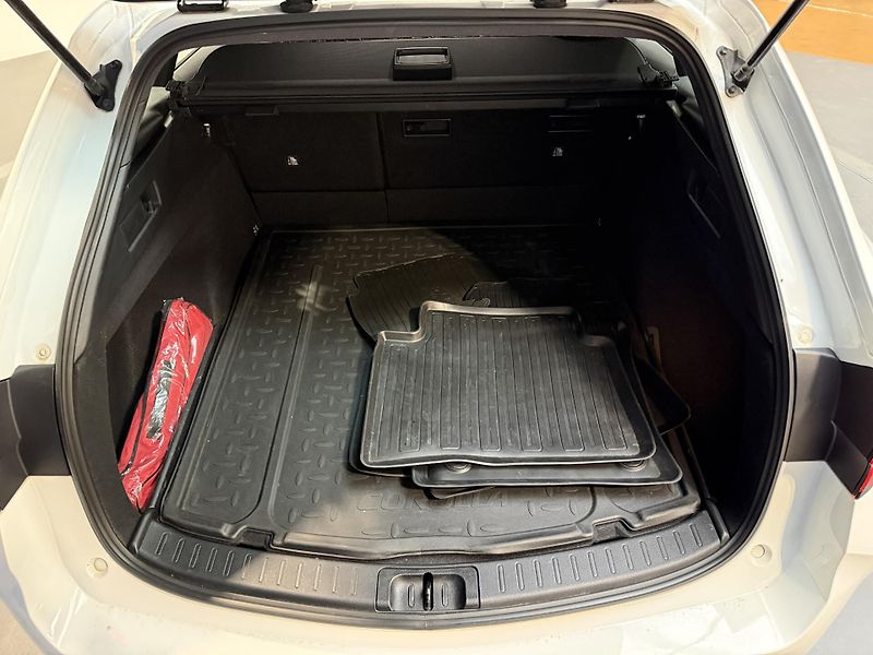 Toyota Corolla 1.8 Hybrid e-CVT Comfort Touri - fotka 12 z 13