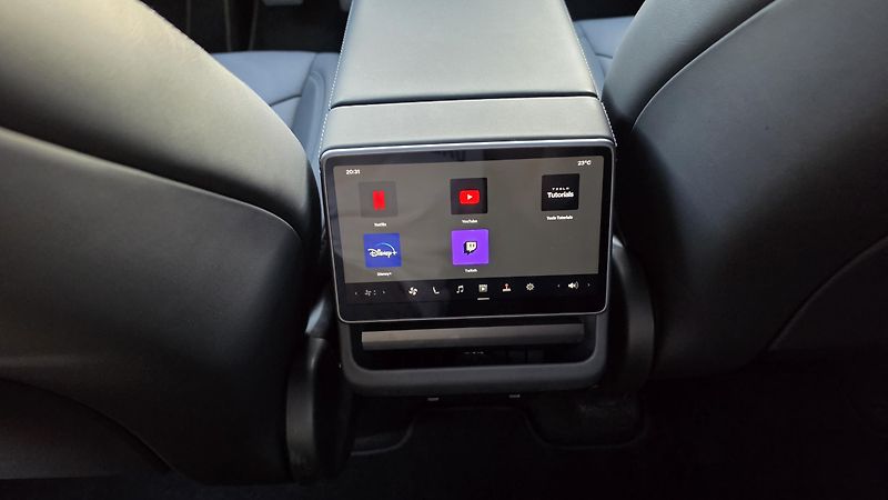Tesla Model Y (2025) LongRange, ČR, Tažné - fotka 9 z 17