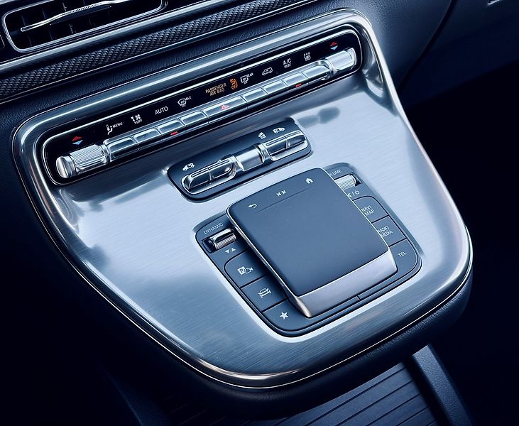 Mercedes-Benz Třídy V (2026) 300d EXCLUSIVE AMG 4M L AIR - fotka 26 z 34