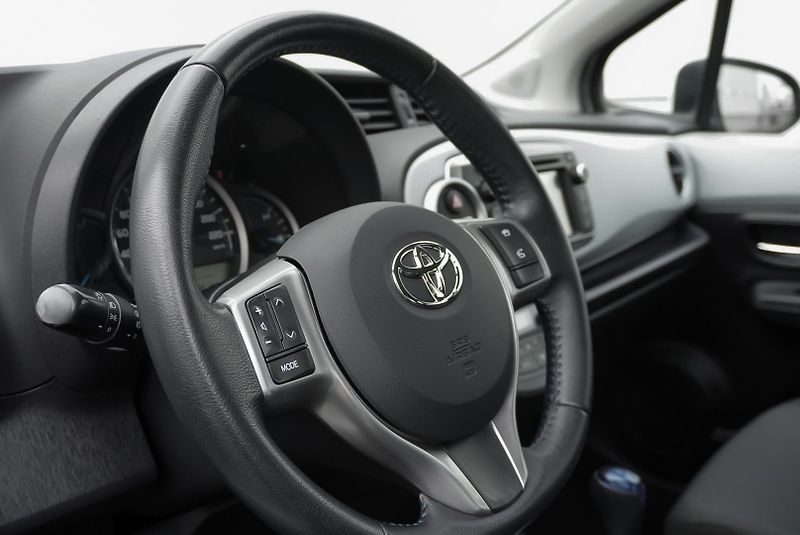 Toyota Yaris 1.5 Hybrid LOUNGE - fotka 19 z 23