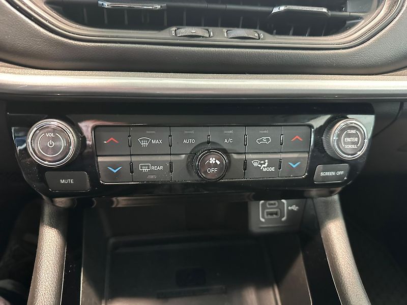 Jeep Compass 1,3T-GDi,LIMITED,130HP,ČR - fotka 17 z 27