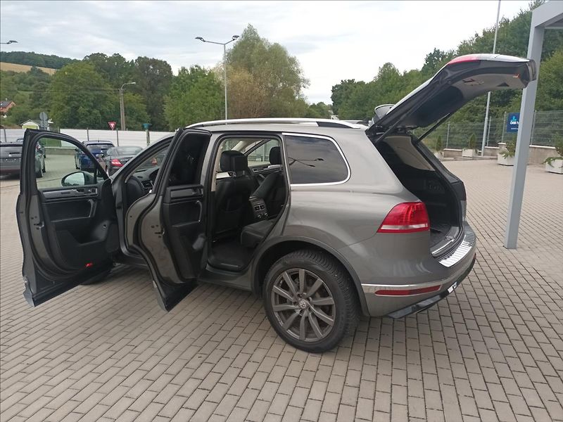 Volkswagen Touareg 3,0 TDI 193Kw,R-Line,ČR,TAŽNÉ, - fotka 9 z 50