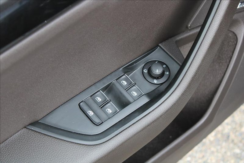 Škoda Superb 2,0 TDi  L&K, 140KW, DSG, ČR - fotka 21 z 46
