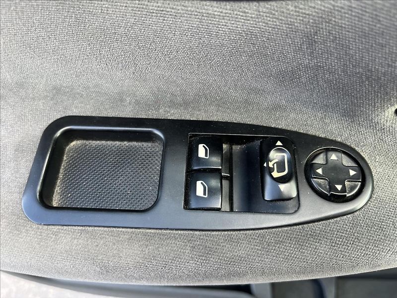 Fiat Scudo 2,0 JTD L2 PANORAMA 8.MÍST - fotka 26 z 41
