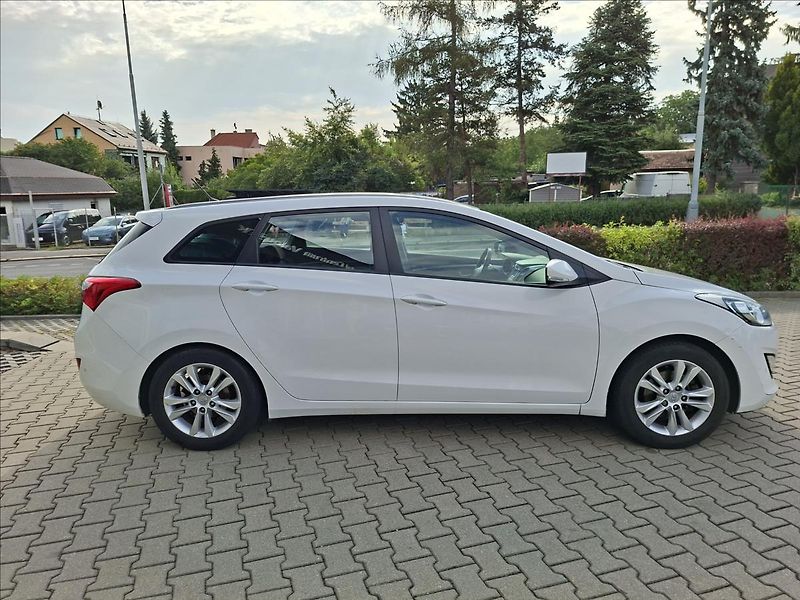 Hyundai i30 1,6 Trikolor 88KW - fotka 2 z 18
