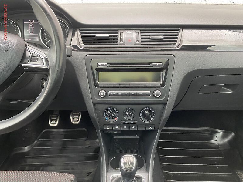 Škoda Rapid (2015) 1.6 TDi, Sport, xenon, panor - fotka 12 z 15