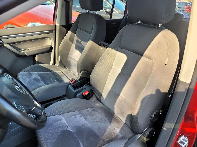Volkswagen Touran 2,0 dsg,Highline,kůže,navi - fotka 8 z 44